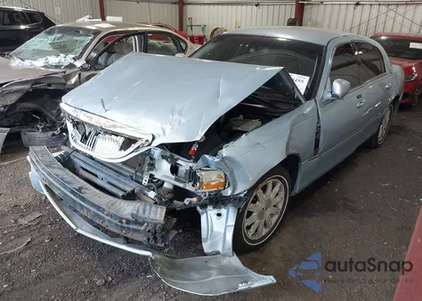 2008 Lincoln Town Car Signature Limited из США, поврежденный, VIN 2LNHM82W08X654660